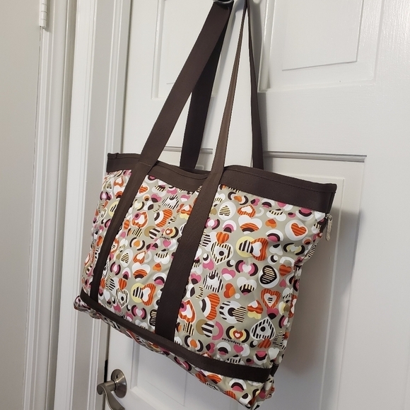 EC LeSportSac Hearts Everywhere Travel/Gym Bag, Lightweight Brown/Beige - Picture 3 of 10